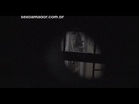 ❤️ Blondi saa salaa videokuvaa naapuruston tirkistelijältä piilossa onttojen tiilien takana Porno at us ❌️❤
